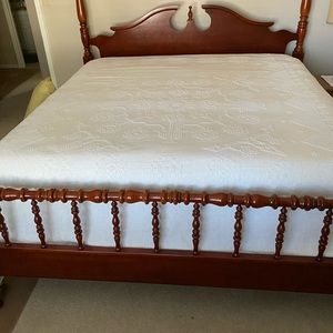 Bates Martha Washington Queen Bedspread. EUC